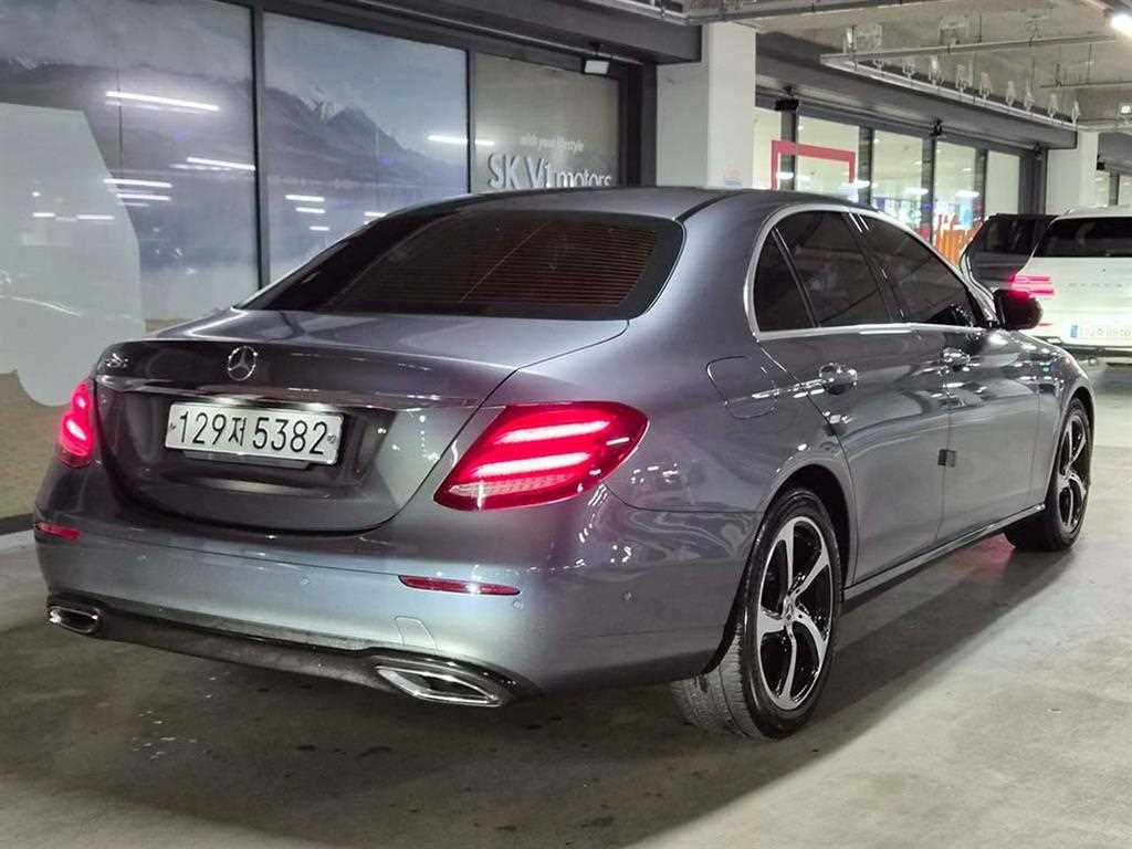 Mercedes Benz E class - Vista 4
