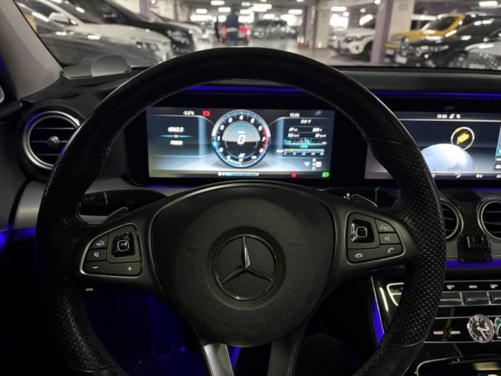 Mercedes Benz E class - Vista 8