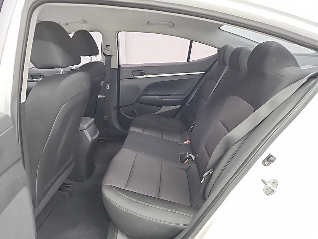 HYUNDAI Avante - Vista 12