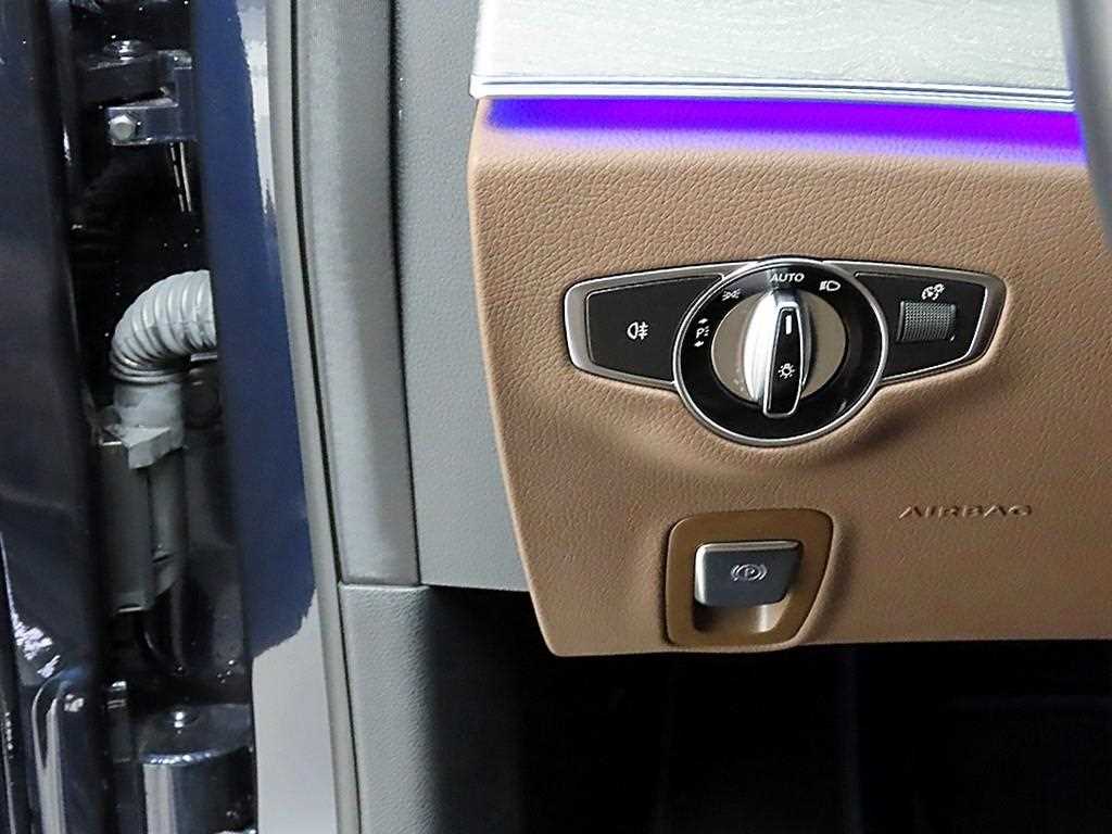 Mercedes Benz E class - Vista 12