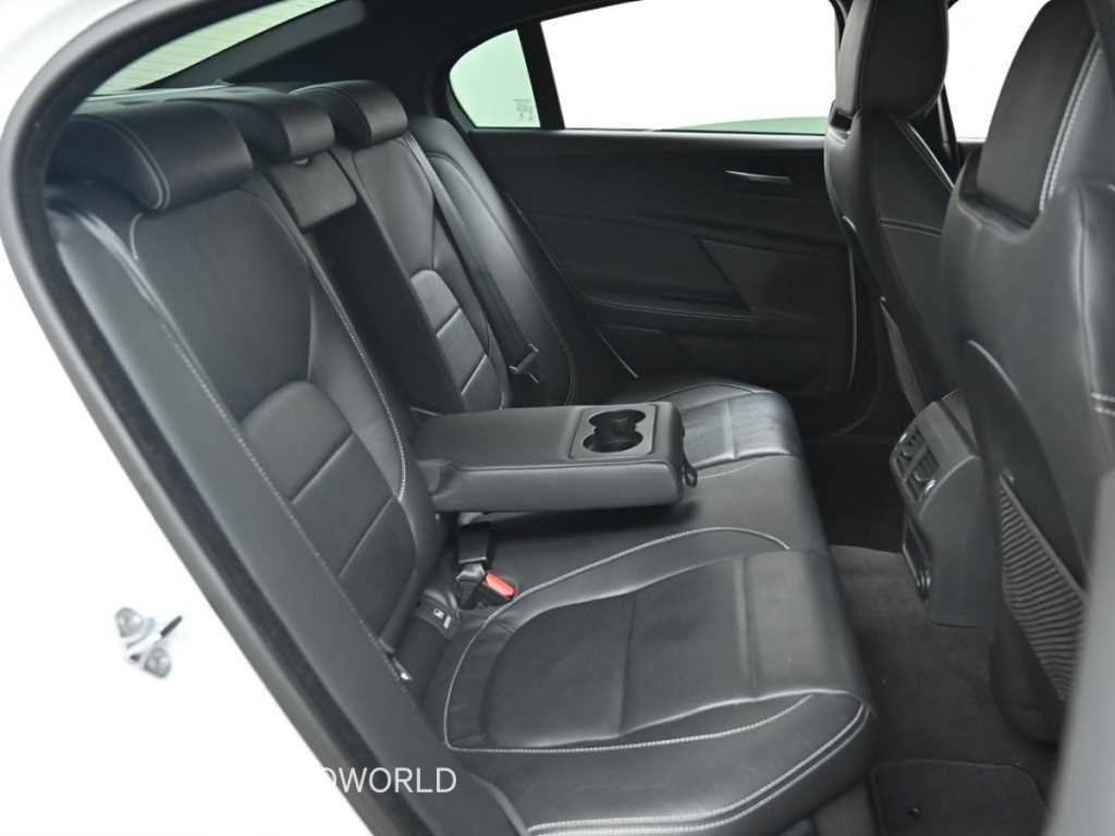 Jaguar XE - Vista 12