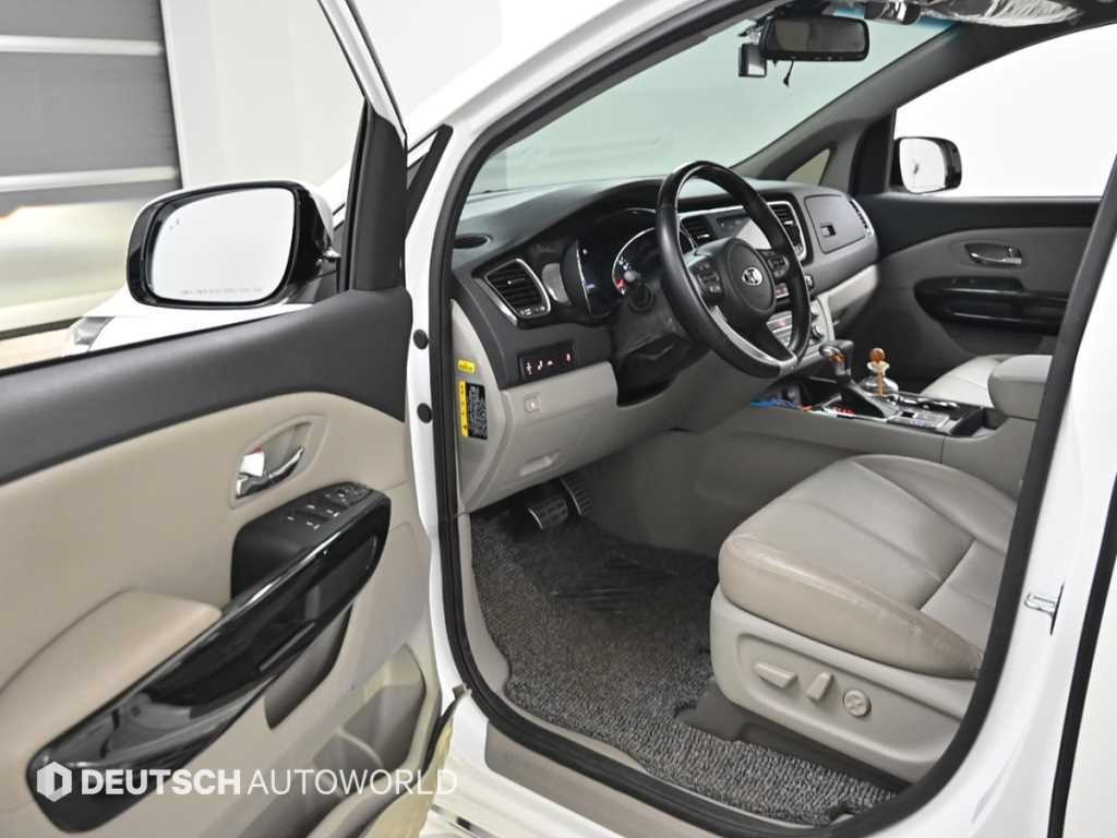 KIA Carnival - Vista 11