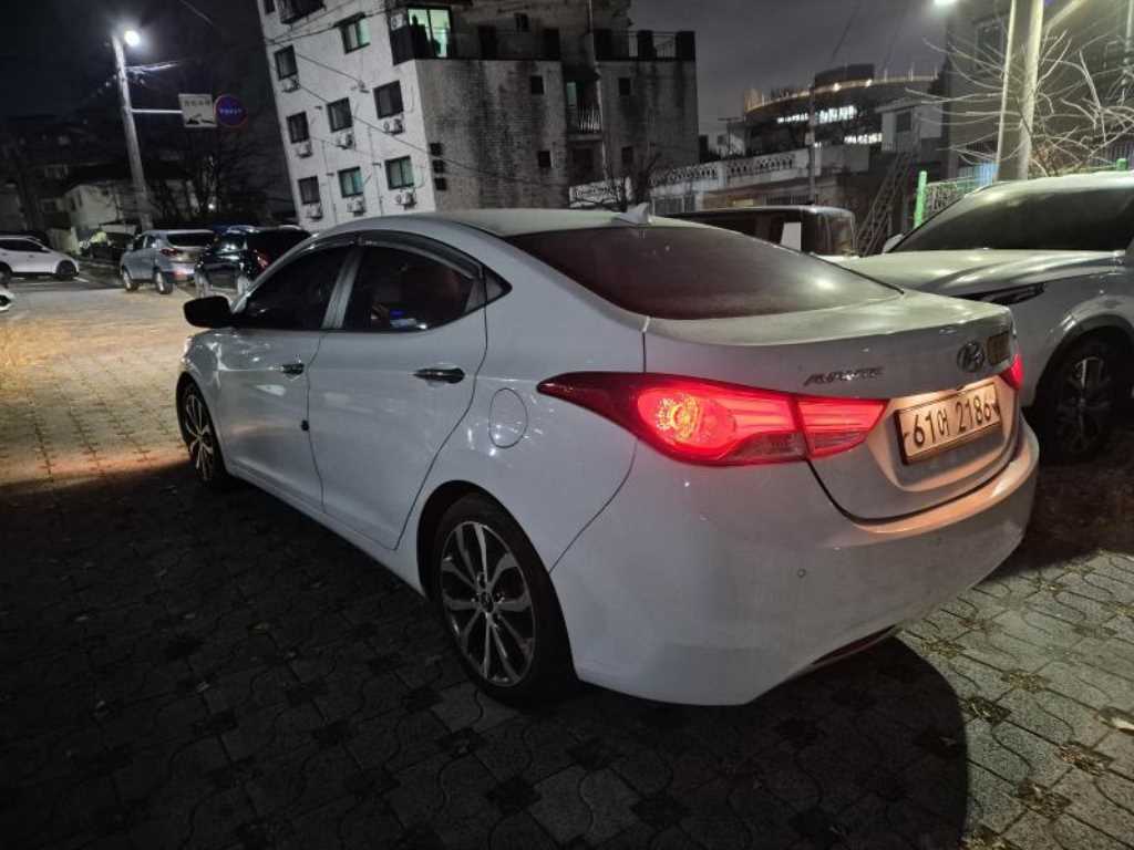 HYUNDAI Avante - Vista 5