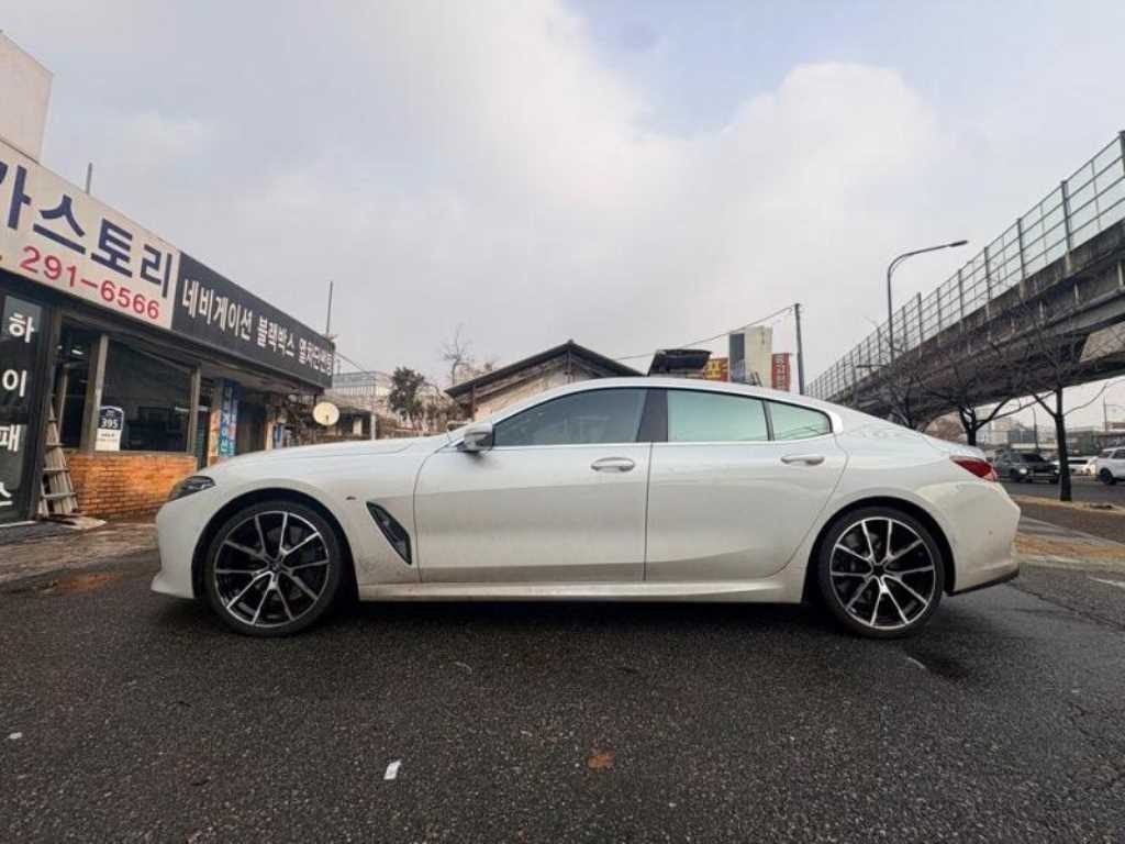 BMW 8 Series - Vista 3