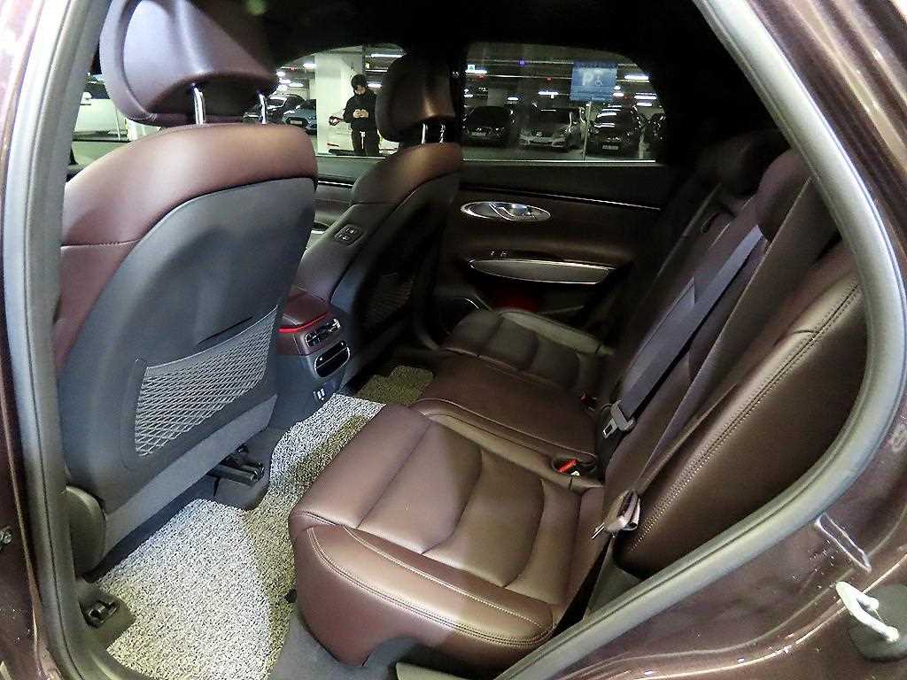 Genesis GV70 - Vista 7