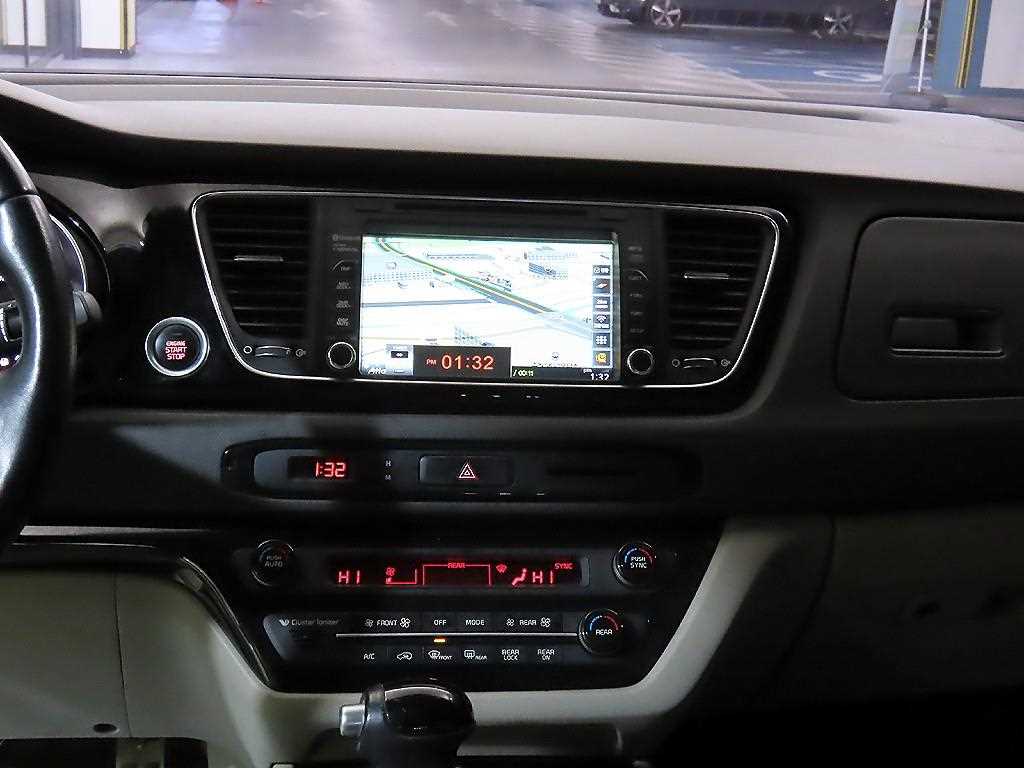 KIA Carnival - Vista 11