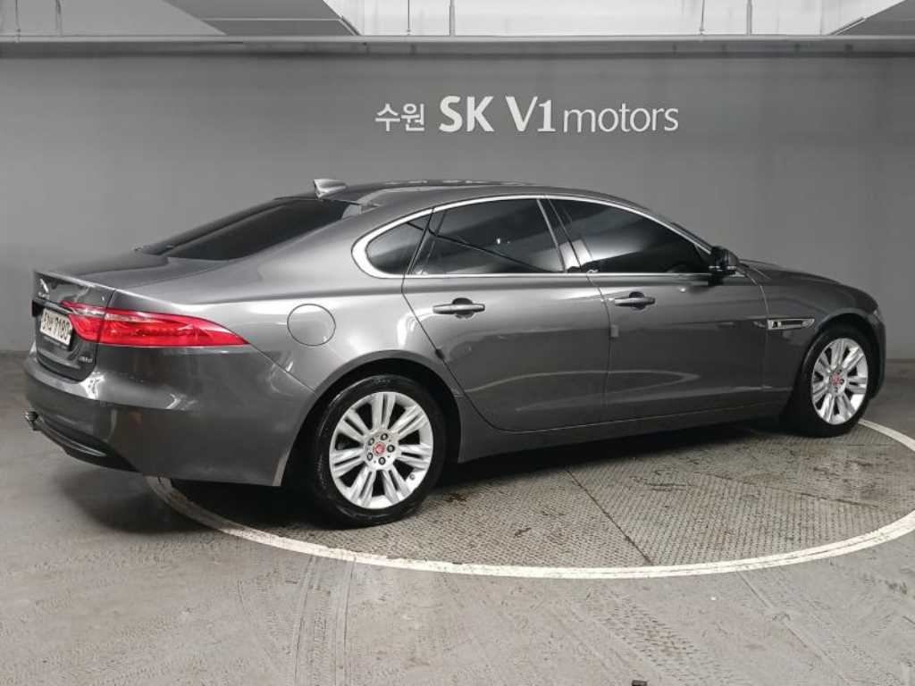 Jaguar XF - Vista 4