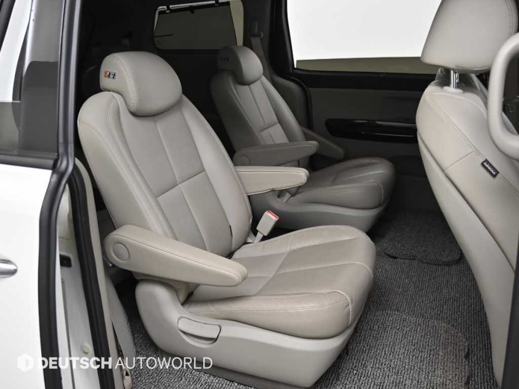 KIA Carnival - Vista 12
