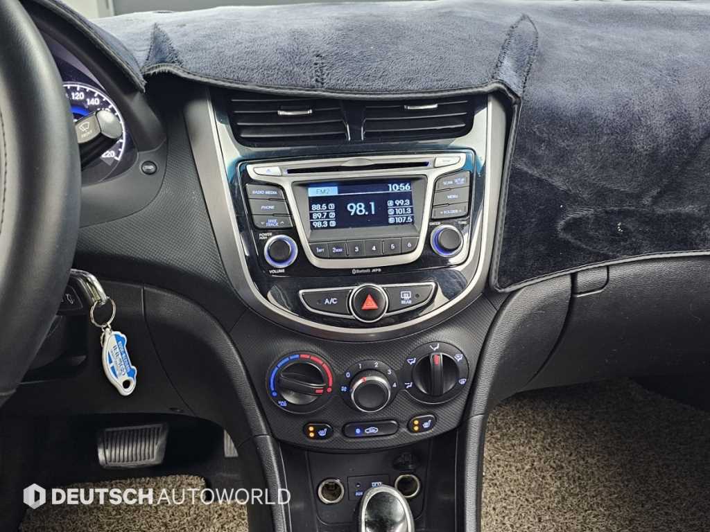 HYUNDAI Accent - Vista 3