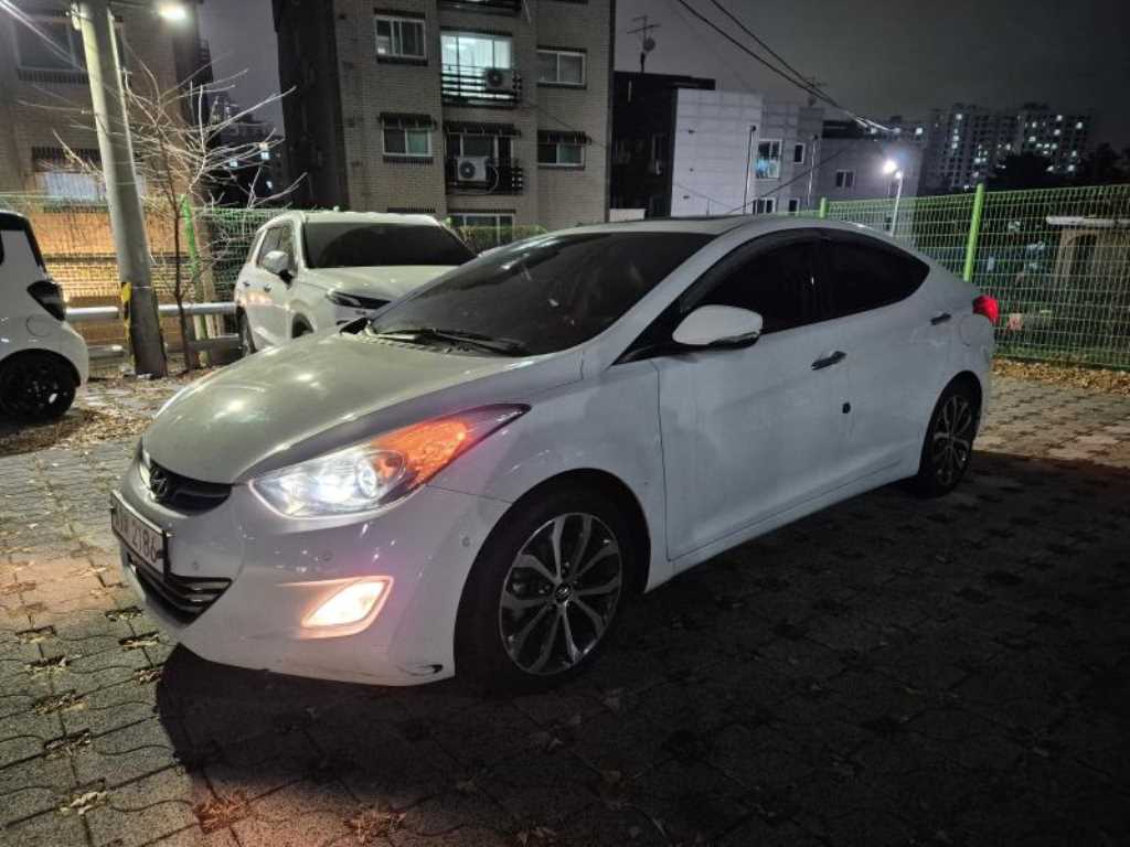 HYUNDAI Avante - Vista 3