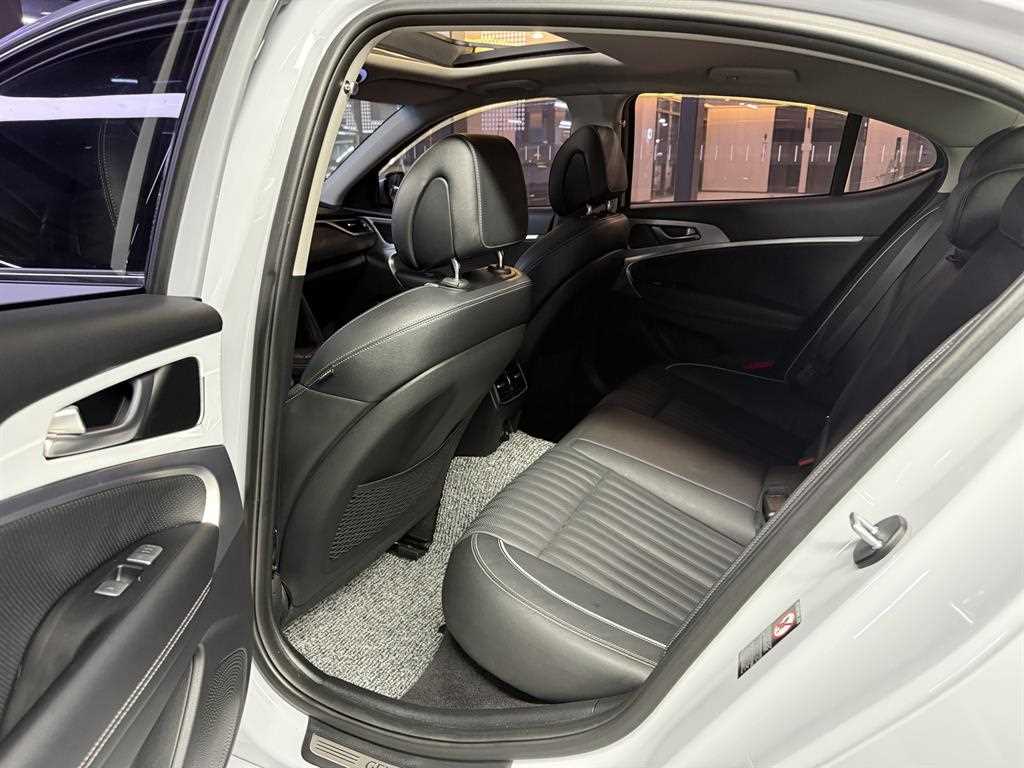 Genesis G70 - Vista 9