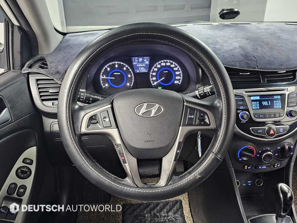 HYUNDAI Accent - Vista 2