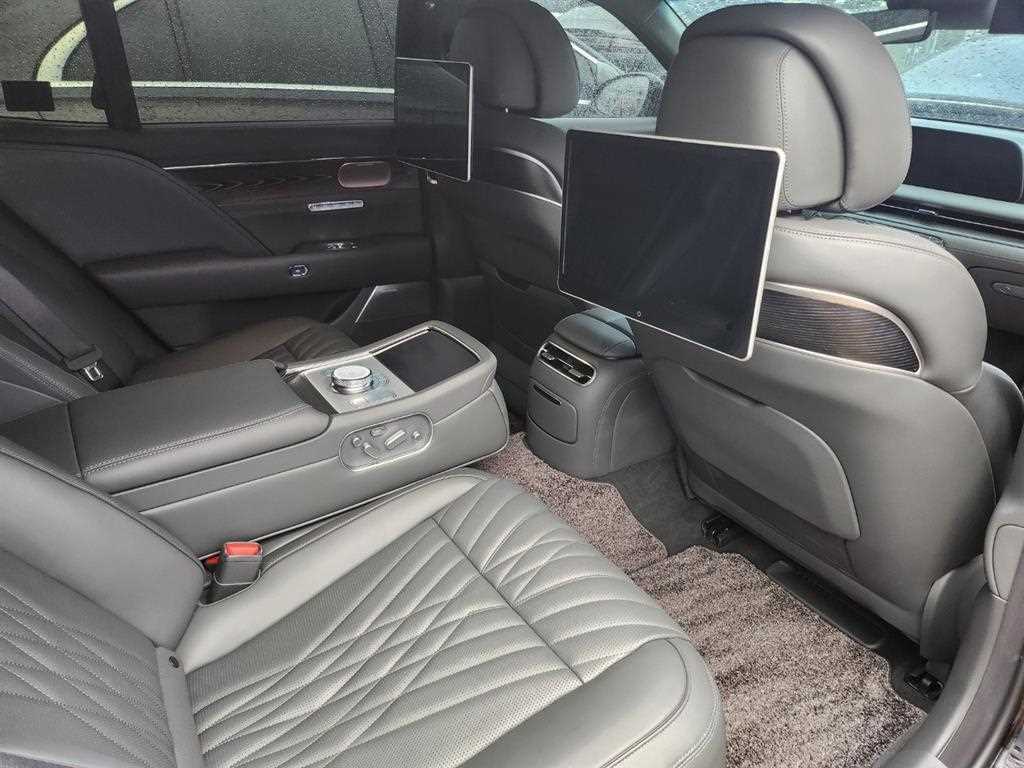 Genesis G90 - Vista 7