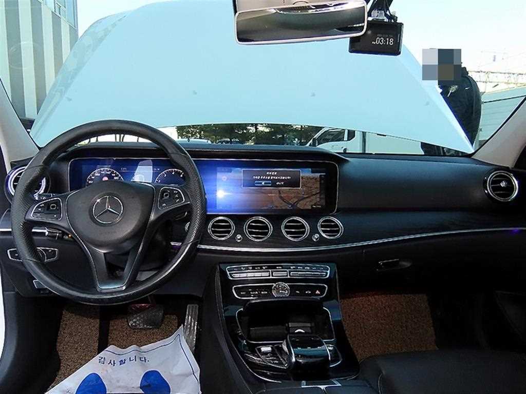 Mercedes Benz E class - Vista 7