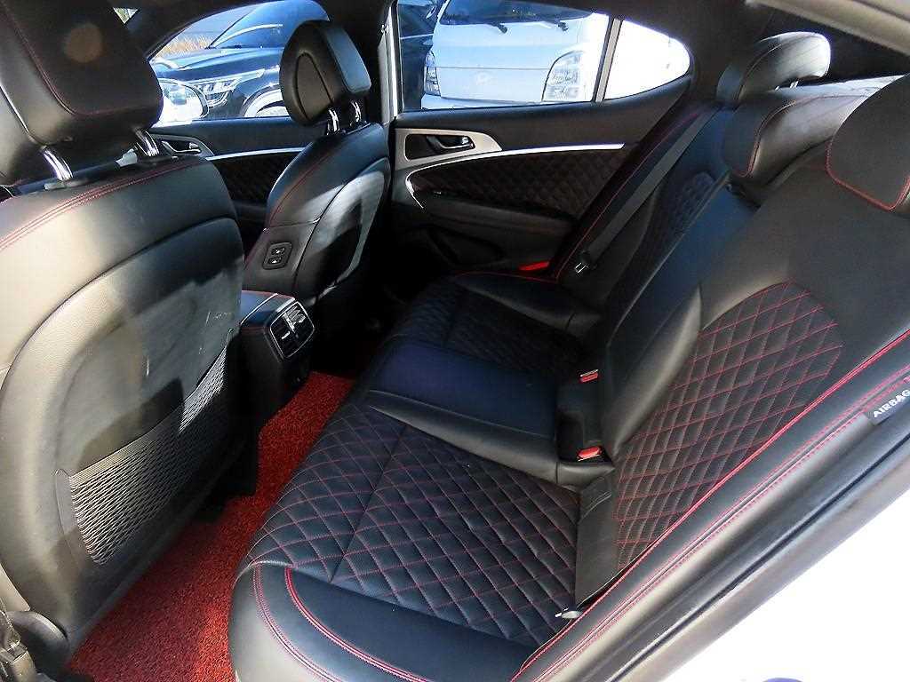 Genesis G70 - Vista 6