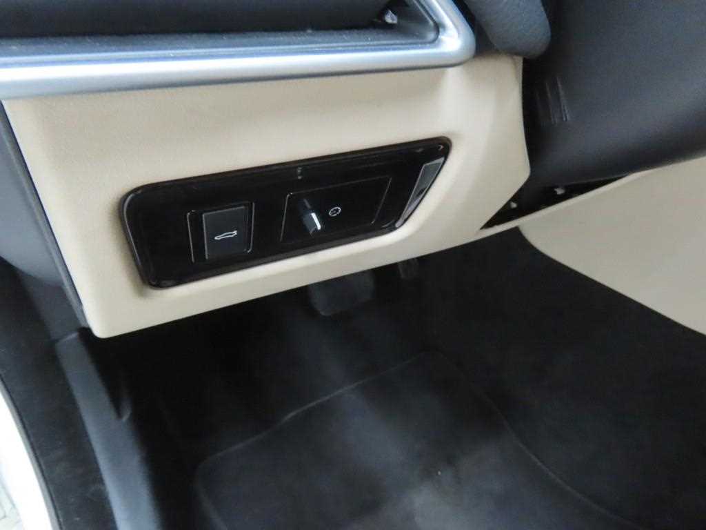 Jaguar XE - Vista 10