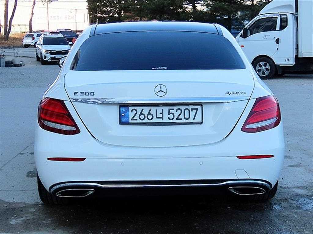 Mercedes Benz E class - Vista 4