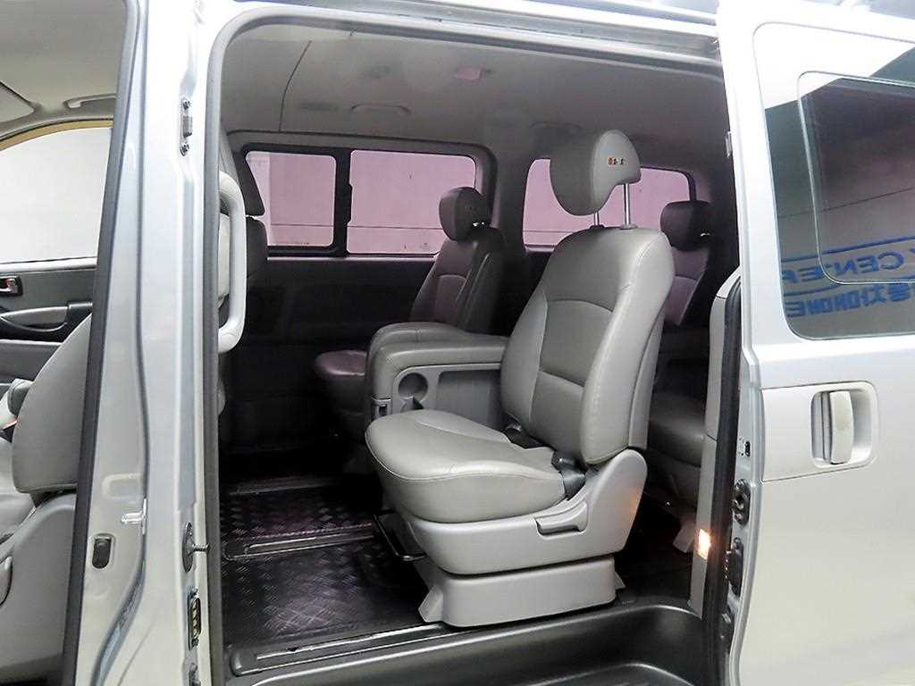 HYUNDAI Starex - Vista 6