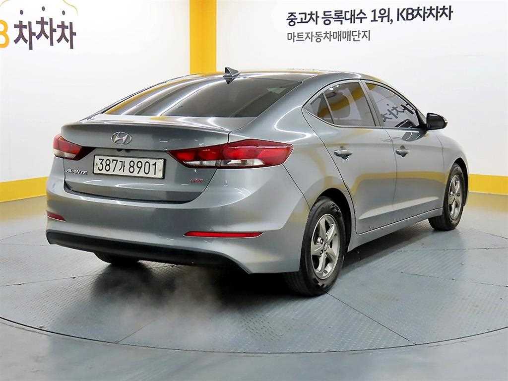 HYUNDAI Avante - Vista 4