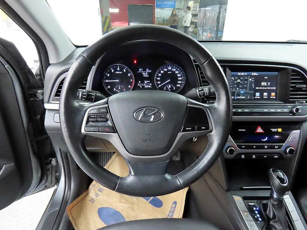 HYUNDAI Avante - Vista 9