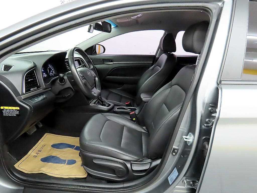 HYUNDAI Avante - Vista 5