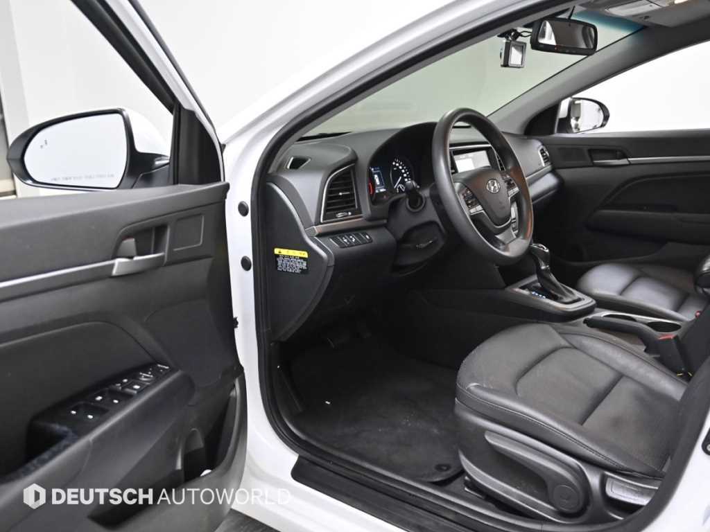 HYUNDAI Avante - Vista 12