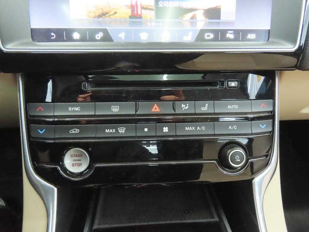 Jaguar XE - Vista 12