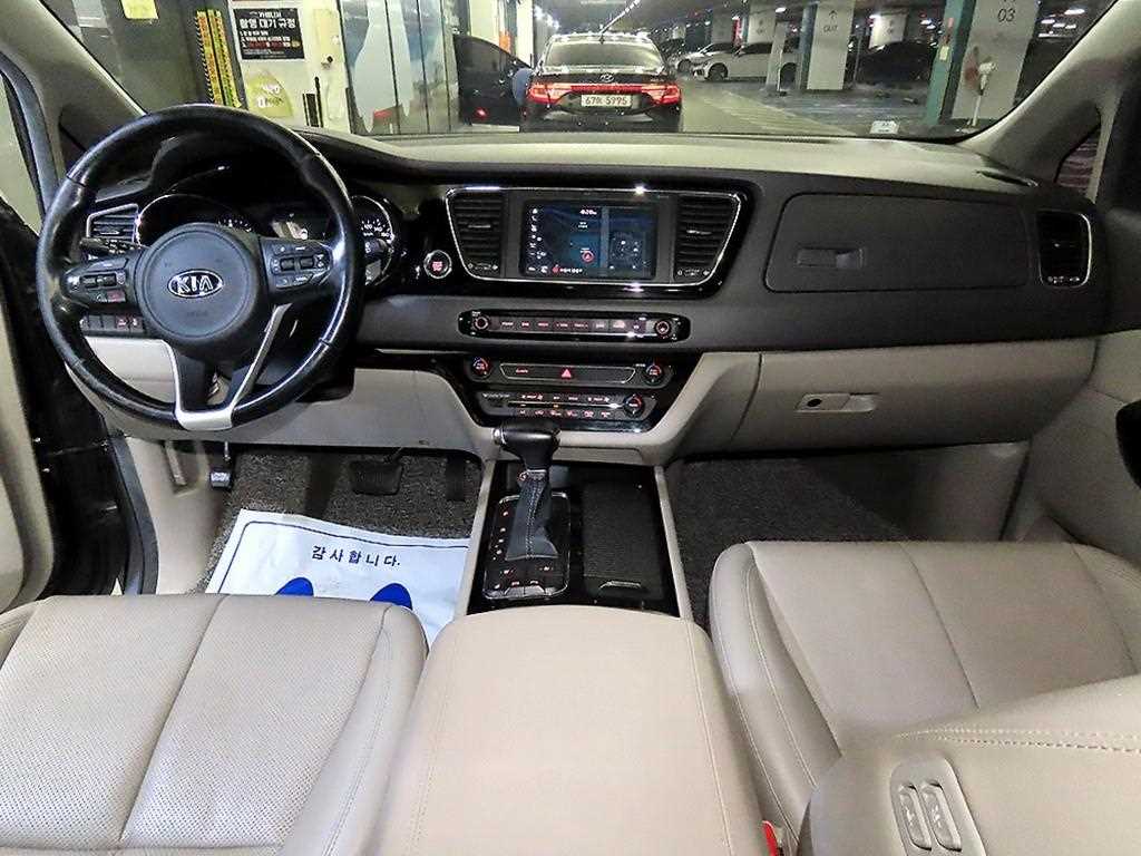 KIA Carnival - Vista 10