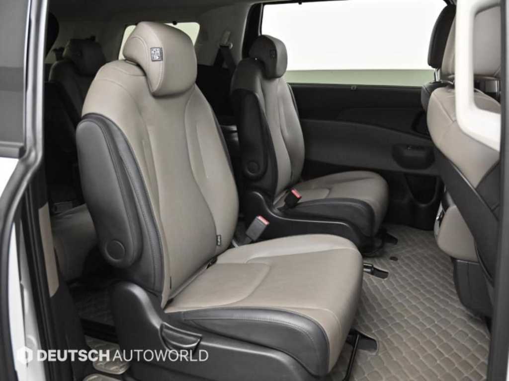 KIA Carnival - Vista 11