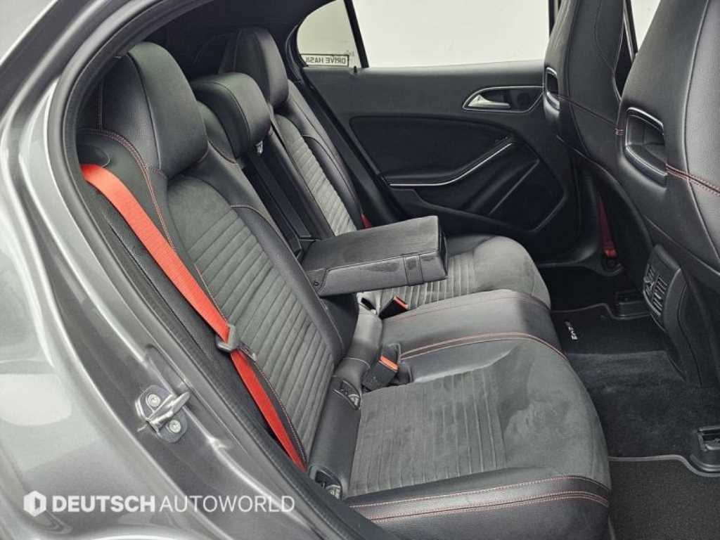 Mercedes Benz GLA Class - Vista 12