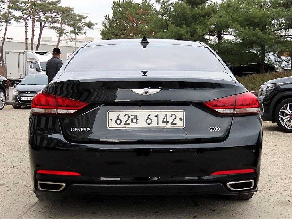 HYUNDAI Genesis - Vista 4