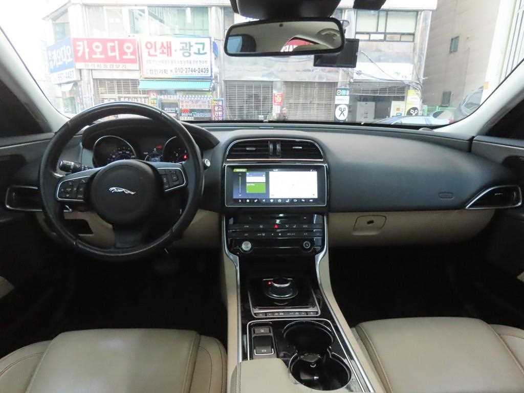Jaguar XE - Vista 7