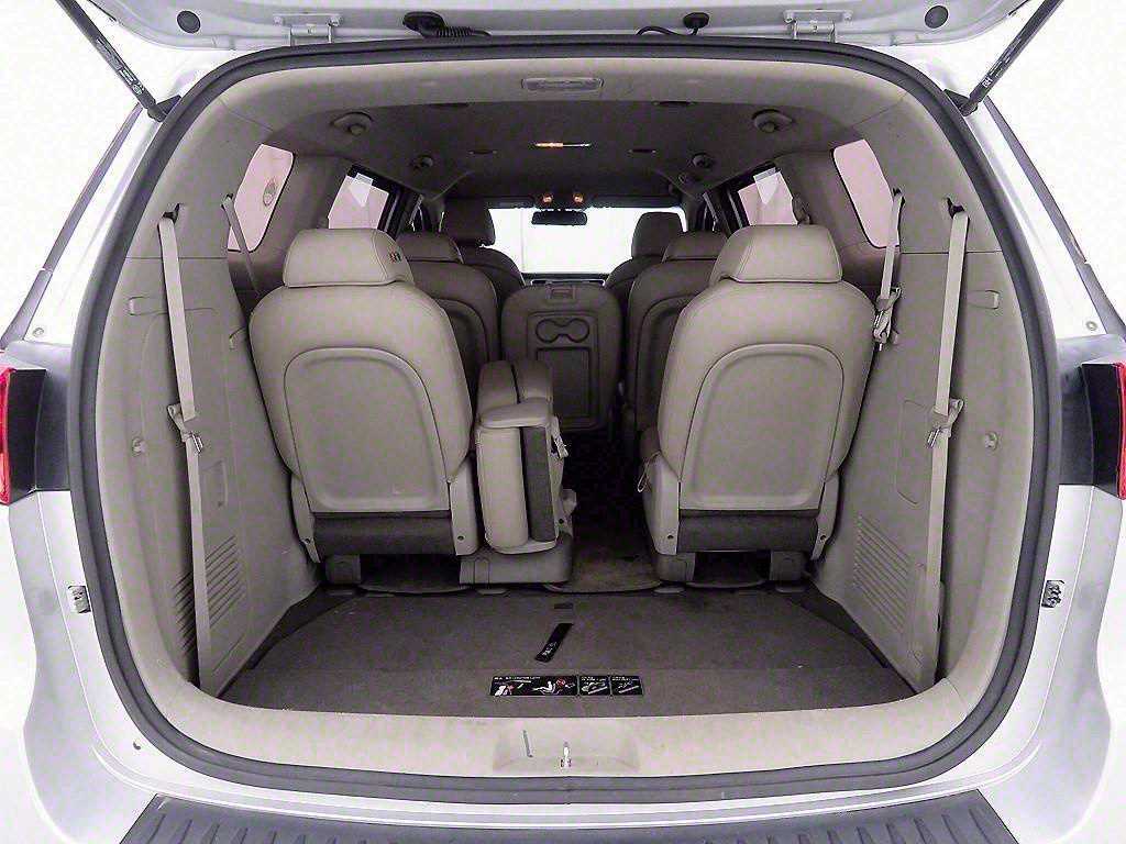 KIA Carnival - Vista 5