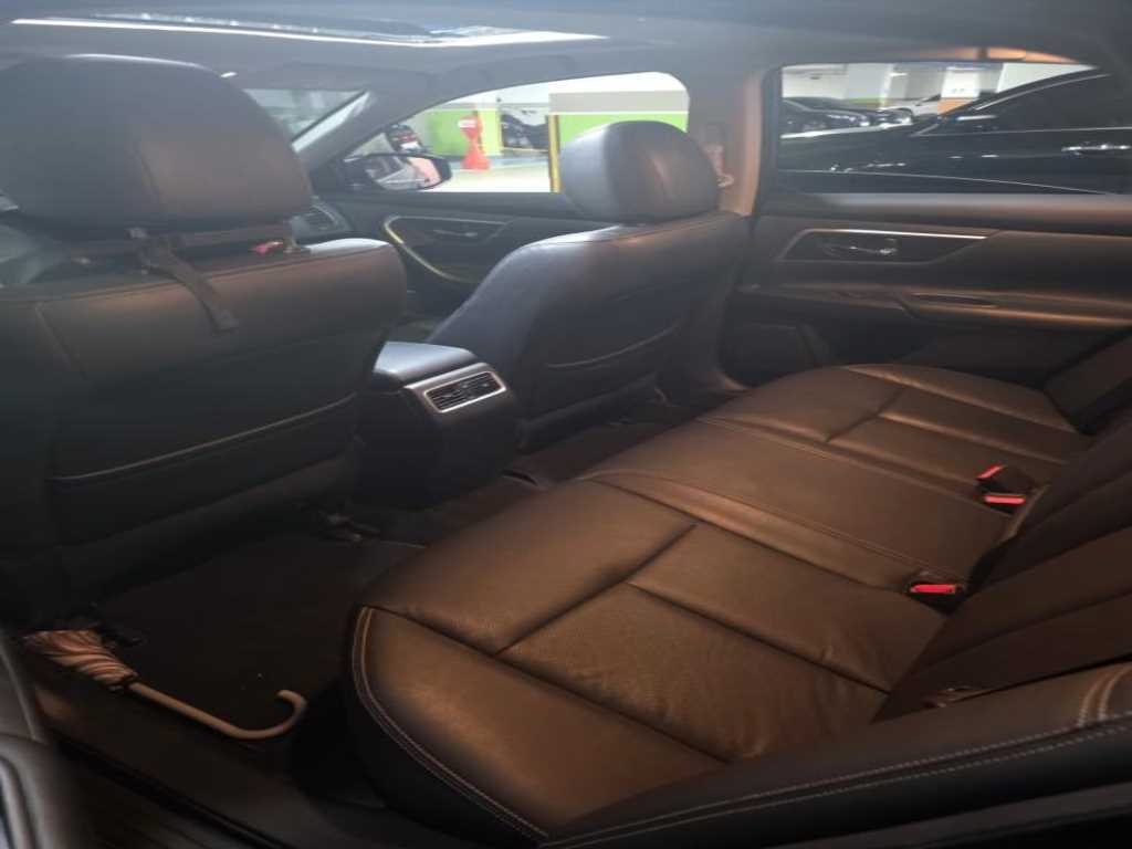 Nissan Altima - Vista 8