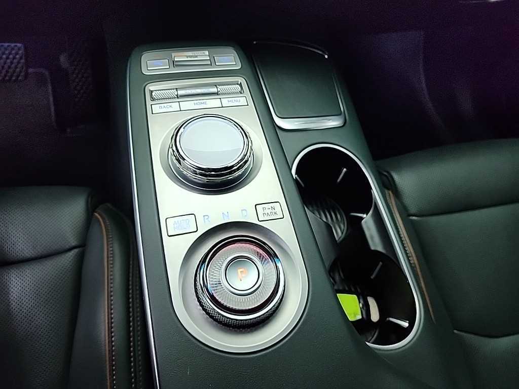 Genesis GV70 - Vista 8