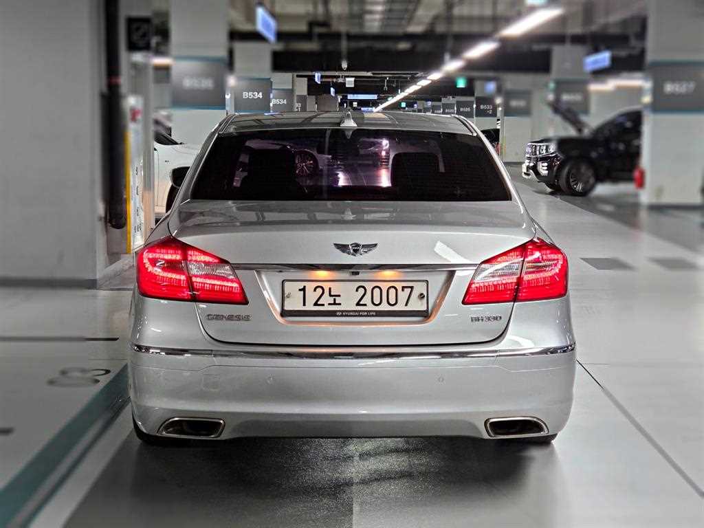 HYUNDAI Genesis - Vista 4