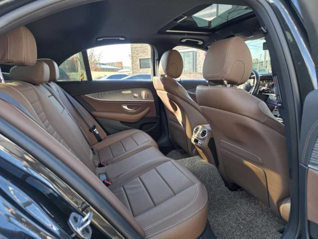 Mercedes Benz E class - Vista 9