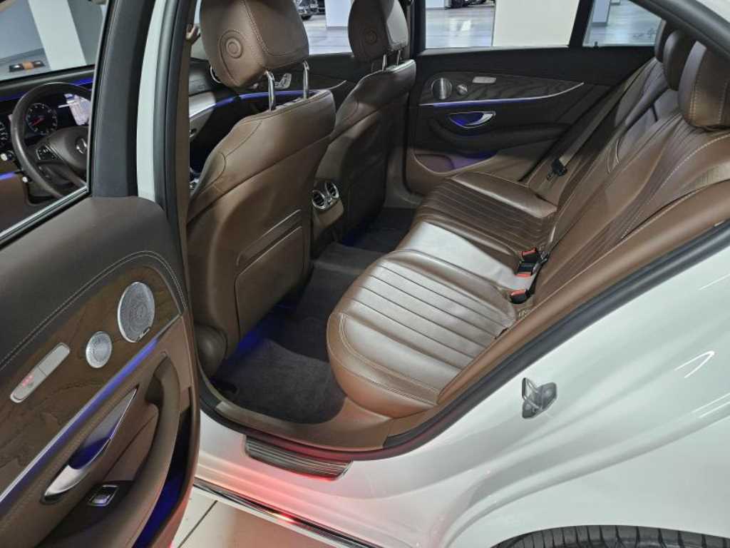 Mercedes Benz E class - Vista 11