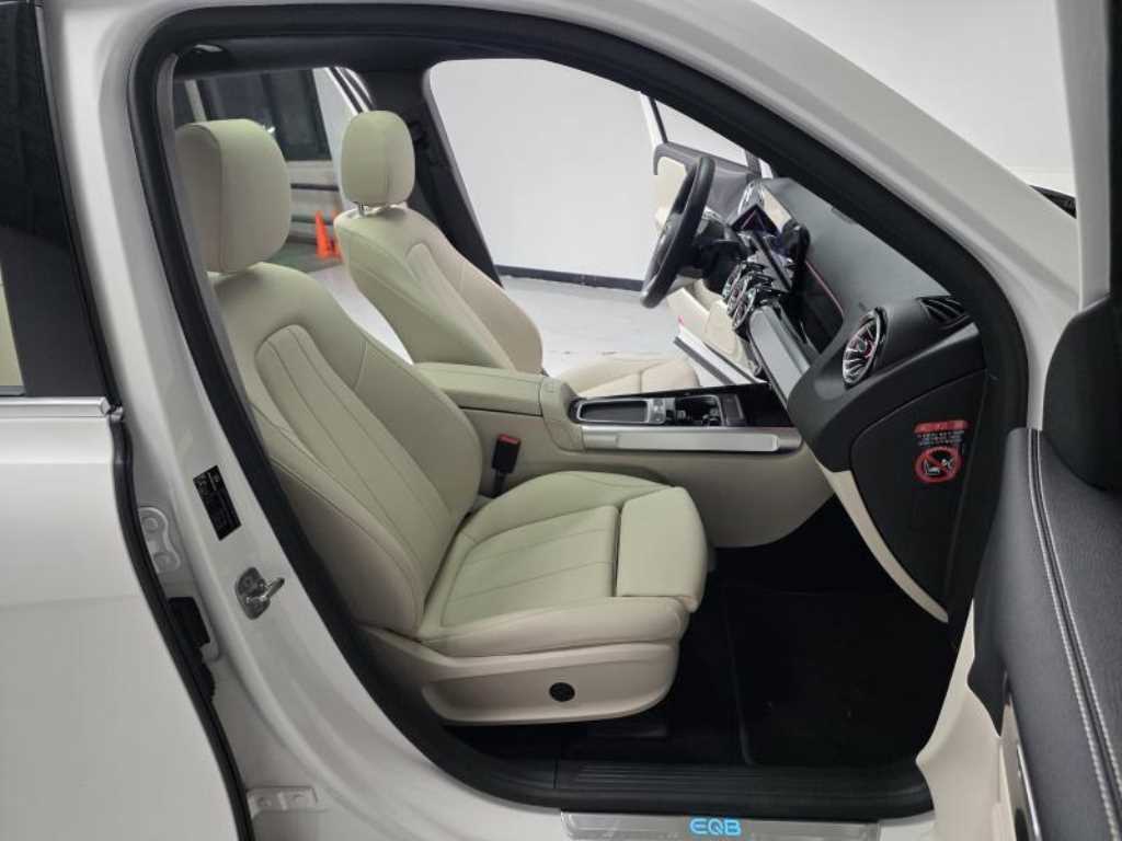 Mercedes Benz EQB - Vista 11