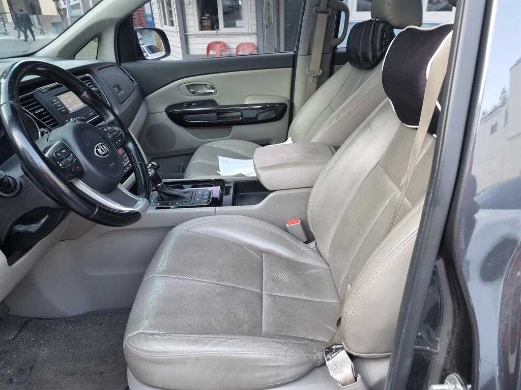 KIA Carnival - Vista 8