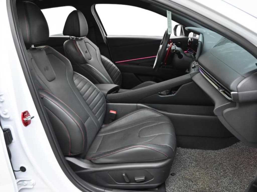 HYUNDAI Avante - Vista 10