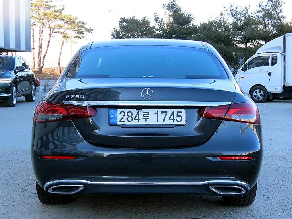 Mercedes Benz E class - Vista 4