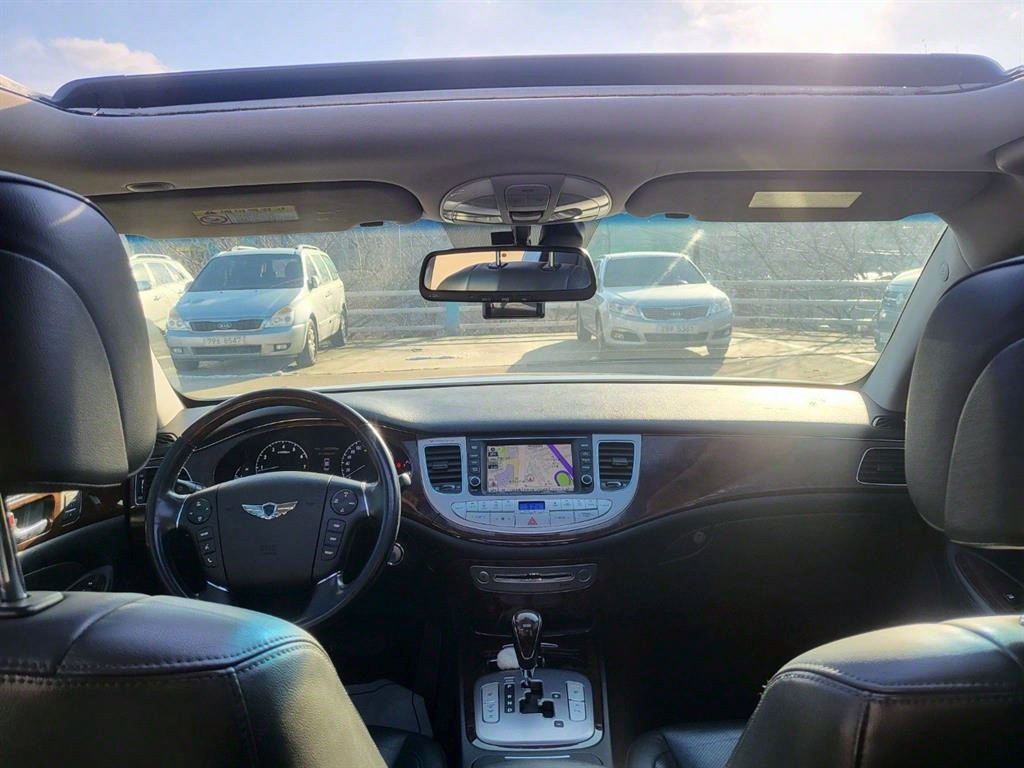 HYUNDAI Genesis - Vista 6