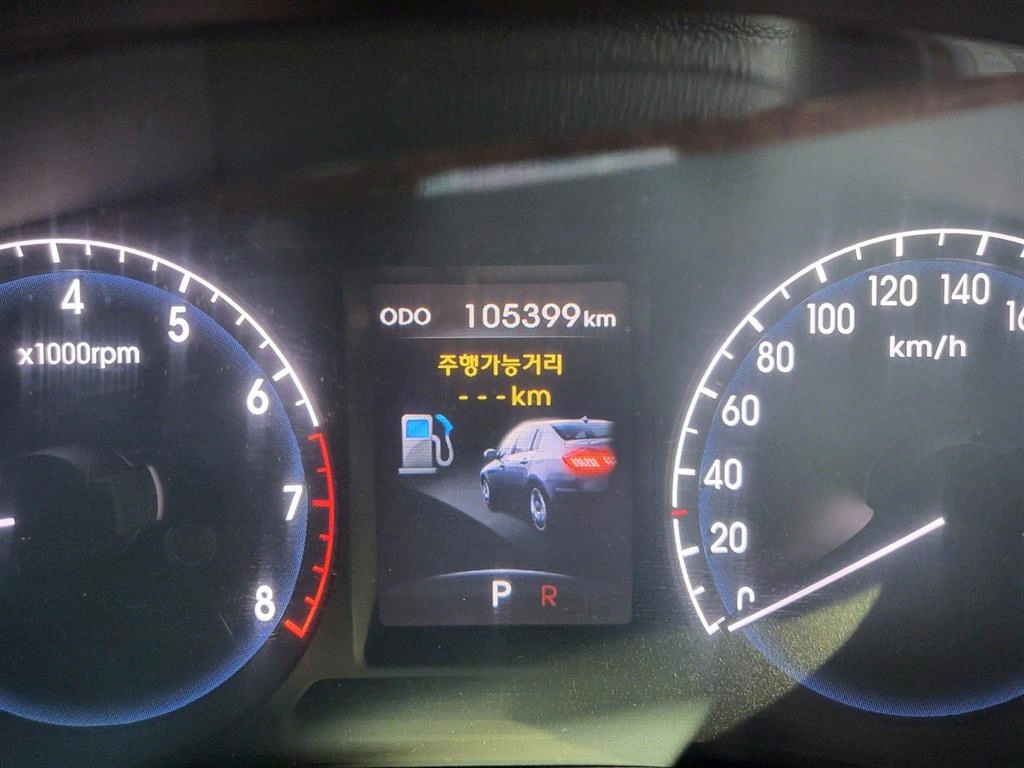 HYUNDAI Genesis - Vista 5