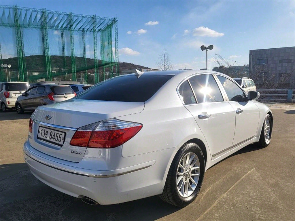 HYUNDAI Genesis - Vista 4