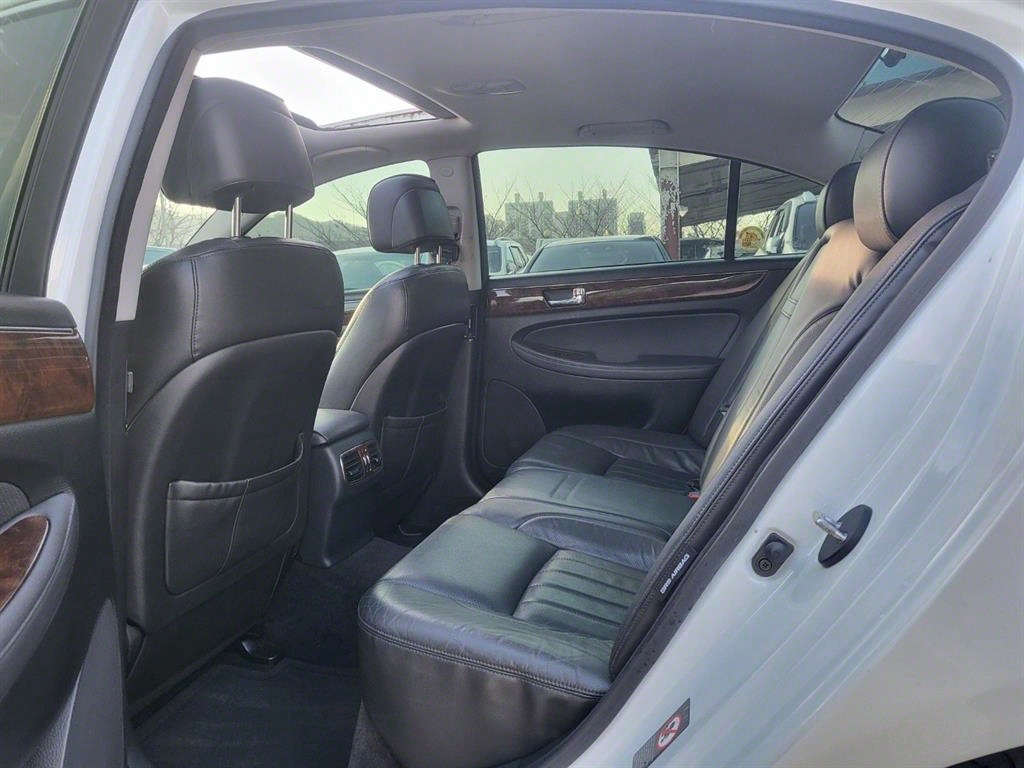 HYUNDAI Genesis - Vista 8