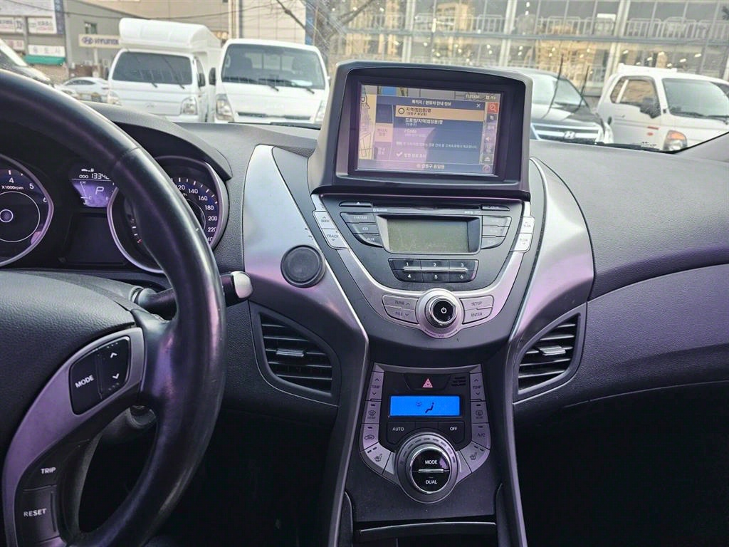 HYUNDAI Avante - Vista 9