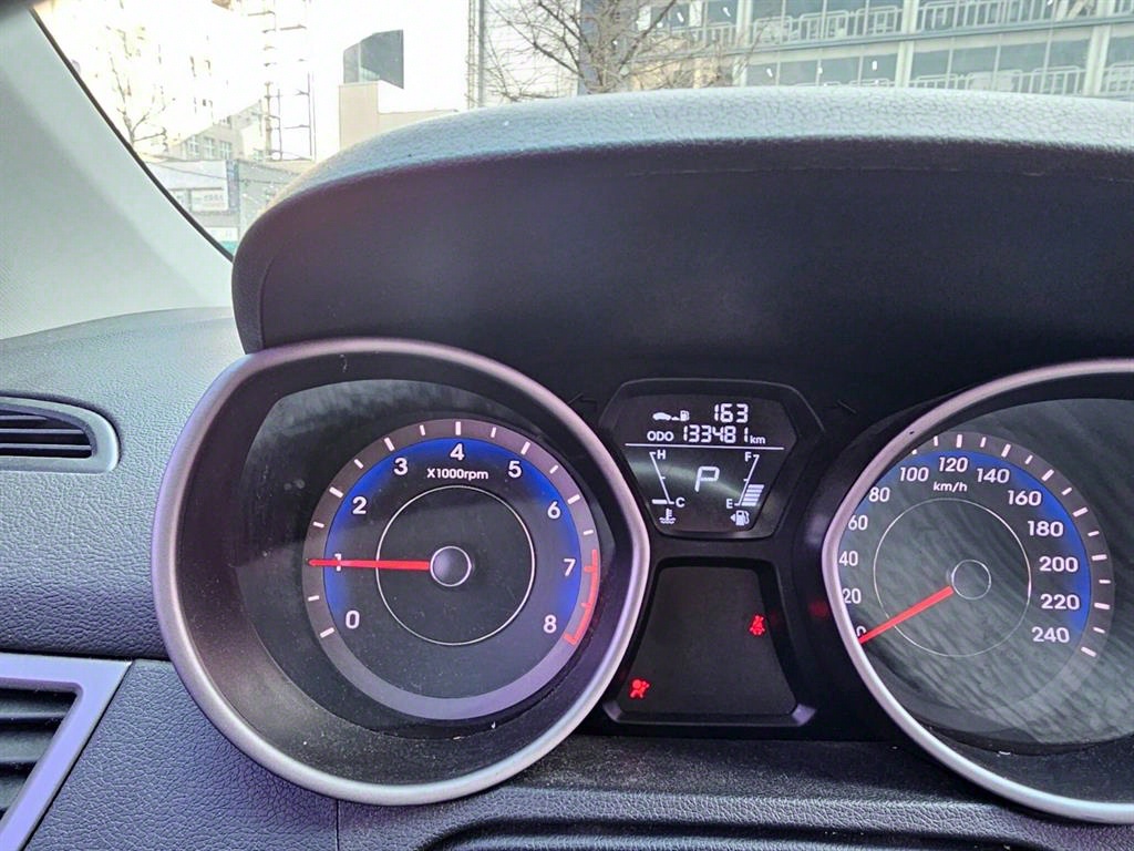 HYUNDAI Avante - Vista 5