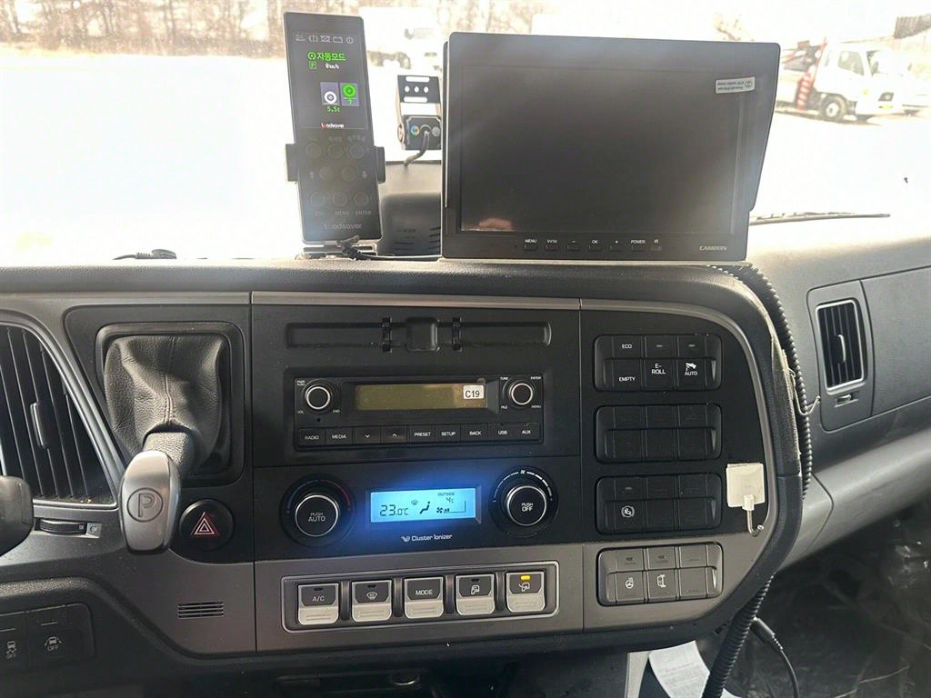 medium and large cargo truck - Vista 9