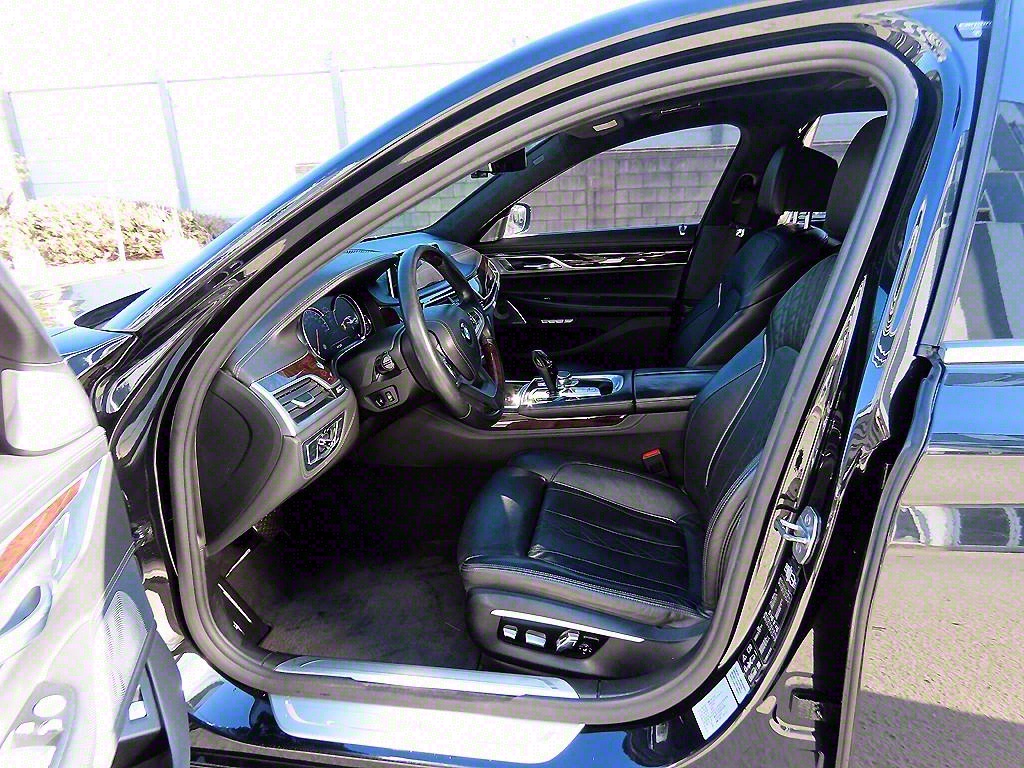 BMW 7 Series - Vista 5